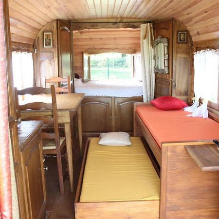 Roulotte Montfee Bed & Breakfast Semezanges Екстериор снимка